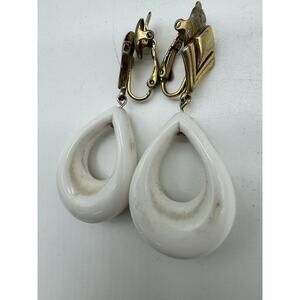 Vintage 1960’s Crown Trifari Gold Tone White Enamel Drop Clip On Earrings 2“
